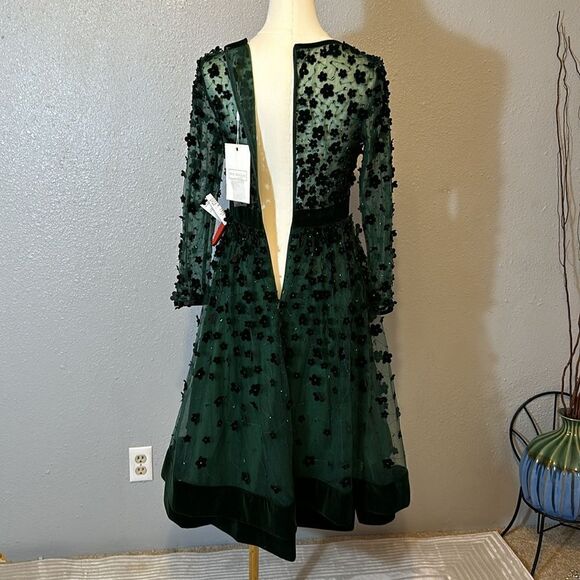 Mac Duggal 67007 women’s embellished illusion 3D floral detailing dress size 4 - Picture 10 of 13